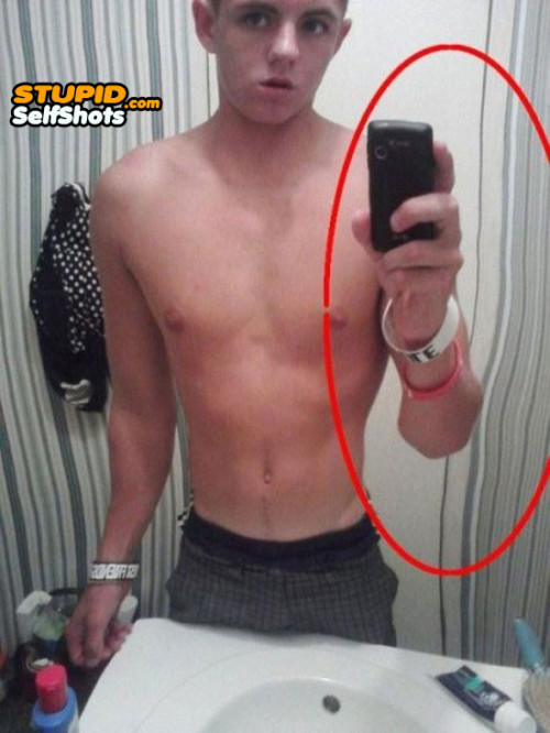 Guy photoshopped his hips fail, bathroom self shot